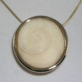 Necklace - 9ct gold with shell