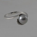 Silver grey cultured pearl ring